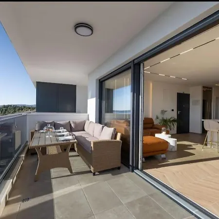 Sky High Sea View Lux Apartament